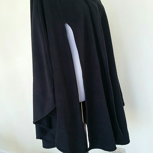 Faux fur collared black chic cape in women. - Picture 4 of 8